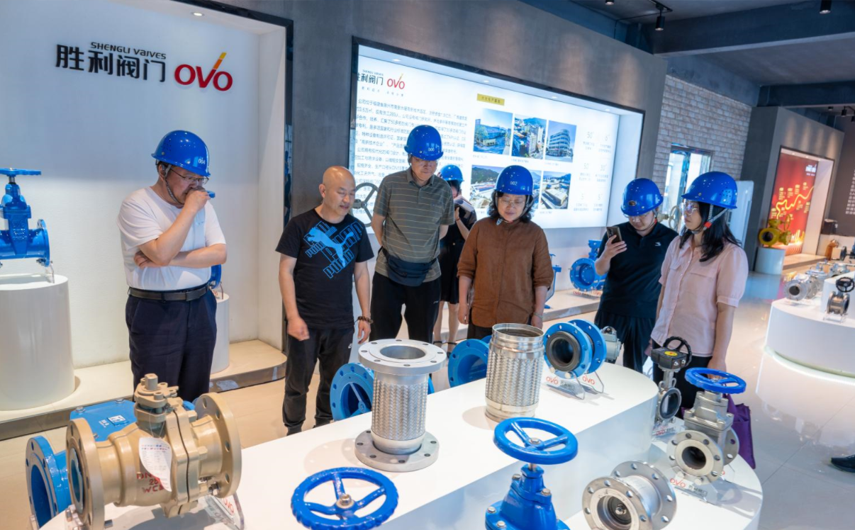 榆林市黃河?xùn)|線馬鎮(zhèn)引水工程公司領(lǐng)導(dǎo)一行蒞臨勝利閥門參觀考察